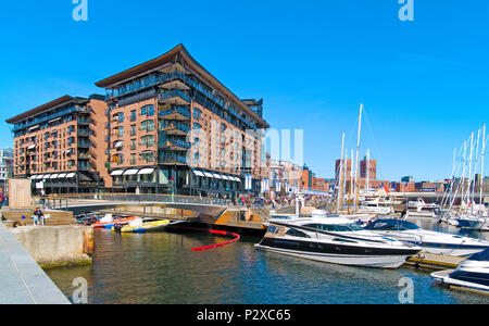 OSLO, Norwegen - 12 April 2010: Der Uferpromenade Stranden und Herbern Marina mit Boote und Yachten im Viertel Aker Brygge Stockfoto