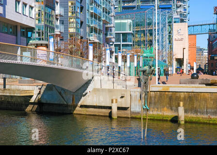 OSLO, Norwegen - 12 April 2010: Der Viertel Aker Brygge und Bryggetorget Platz mit modernen Gebäuden und Skulpturen Stockfoto