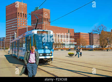 OSLO, Norwegen - 12 April 2010: Straßenbahn im Zentrum von Oslo auf Aker Brygge. Auf dem Hintergrund ist City Hall Stockfoto