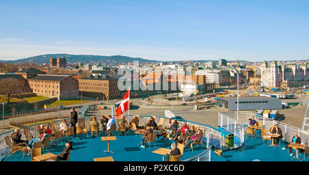 OSLO, Norwegen - 12 April 2010: Menschen auf dem Deck der Fähre DFDS Seaways. Reise von Norwegen nach Dänemark Stockfoto