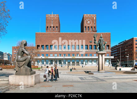 OSLO, Norwegen - 12 April 2010: Ausländische Touristen vorbei an der Skulpturen auf dem Platz vor dem Rathaus Stockfoto