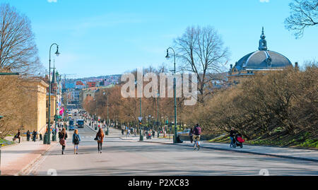 OSLO, Norwegen - 12 April 2010: Straße Karl Johans Gate im Zentrum der Hauptstadt. Es ist die Hauptstraße der Stadt. Junge Menschen in der Nähe der Universität von Oslo Stockfoto