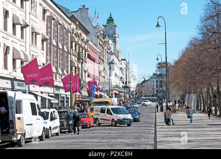 OSLO, Norwegen - 12 April 2010: Straße Karl Johans Gate im Zentrum der Hauptstadt. Es ist die Hauptstraße der Stadt Stockfoto