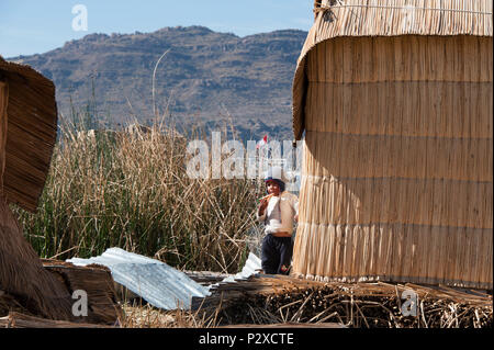 Ein Bewohner Kind leben auf dem Schilf auf Uros Island auch als schwimmende Inseln in Peru bekannt, Südamerika Stockfoto