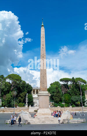 Rom, Italien, Europa, Touristen durch Ägyptische Obelisk auf der Piazza del Popolo Stockfoto