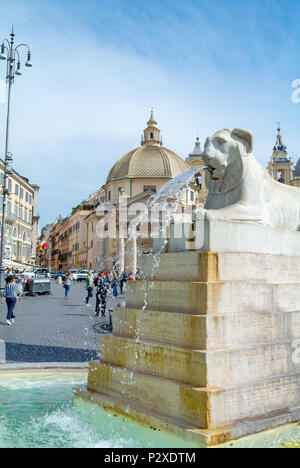 Touristen durch die Santa Maria dei Miracoli Kirche und Kirche Santa Maria in Montesanto, Pincio Hill, Piazza del Popolo, Rom, Italien, Europa. Stockfoto