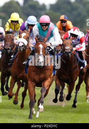 Verschlüsselte (Mitte) geritten von Josephine Gordon gewinnt die Fertiger Stiftung Catherine Memorial Sprint während der Macmillan Nächstenliebe Raceday an der Rennbahn von York. Stockfoto