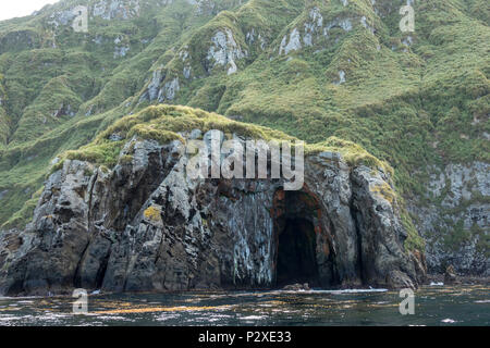 Natürliche Höhle auf Nachtigall Insel Tristan da Cunha Archipel, British Overseas Territories, South Atlantic Ocean Stockfoto