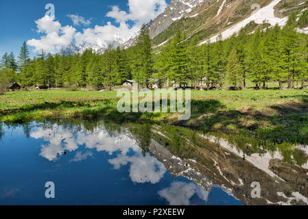 Kleiner See in Val Ferret mit Bäumen, Berge und Wolken im Wasser im Frühjahr Saison wider Stockfoto