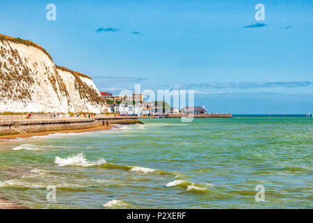 Broadstairs an der Küste Bild mit Menschen auf der Promenade und Strand Stockfoto