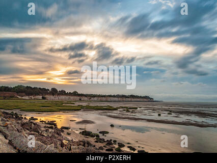 Reflexionen im Rock Pools im Pegwell Bay, Broadstairs, Kent Stockfoto