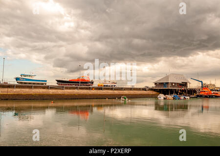 Yachten und Boote im Hafen von Ramsgate, Kent, England Stockfoto