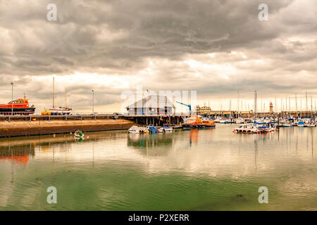 Boote und Yachten im Hafen von Ramsgate, Kent, England Stockfoto