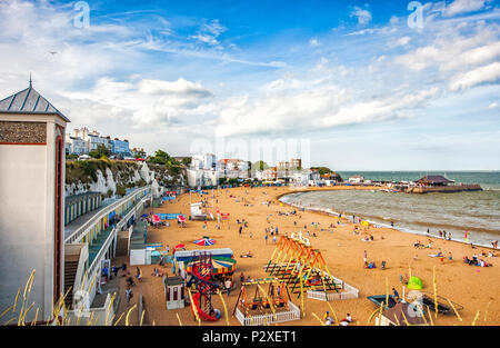 Leute genießen Sommer am Strand von Viking Bay, Broadstairs, Kent, England Stockfoto