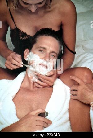 Original Film Titel: Basic Instinct. Englischer Titel: Basic Instinct. Regisseur: Paul Verhoeven. Jahr: 1992. Stars: Michael Douglas, Sharon Stone. Copyright: nur redaktionell Innen verwenden. Dies ist eine öffentlich verteilten Handzettel. Zugriffsrechte nur, keine Lizenz des Urheberrechts zur Verfügung gestellt. Vorgeschriebene Genehmigung zu Visual Symbol (www.visual-icon.com) Für die Reproduktion des Bildes erforderlich ist. Credit: TRISTAR BILDER / Album Stockfoto