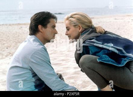 Original Film Titel: Basic Instinct. Englischer Titel: Basic Instinct. Regisseur: Paul Verhoeven. Jahr: 1992. Stars: Michael Douglas, Sharon Stone. Copyright: nur redaktionell Innen verwenden. Dies ist eine öffentlich verteilten Handzettel. Zugriffsrechte nur, keine Lizenz des Urheberrechts zur Verfügung gestellt. Vorgeschriebene Genehmigung zu Visual Symbol (www.visual-icon.com) Für die Reproduktion des Bildes erforderlich ist. Credit: TRISTAR BILDER / Album Stockfoto