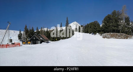 Leere rote Piste auf Štrbské Pleso, Solisko Ski Resort, Schuß auf Ostern Skifahren, sonniger Frühlingstag mit keine Wolken im blauen Himmel. Vysoke Tatry, Slowakei Stockfoto