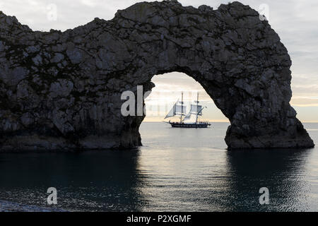 Durdle Door natürlicher Kalkstein Bogen auf der Jurassic Coast in der Nähe von Lulworth in Dorset England UK Stockfoto