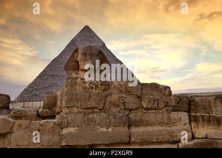 Sphinx und die Pyramiden von Gizeh bei Dämmerung, Kairo, Ägypten Stockfoto