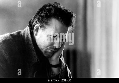 Original Film Titel: ANGEL HEART. Englischer Titel: ANGEL HEART. Regisseur: Alan Parker. Jahr: 1987. Stars: Mickey Rourke. Copyright: nur redaktionell Innen verwenden. Dies ist eine öffentlich verteilten Handzettel. Zugriffsrechte nur, keine Lizenz des Urheberrechts zur Verfügung gestellt. Vorgeschriebene Genehmigung zu Visual Symbol (www.visual-icon.com) Für die Reproduktion des Bildes erforderlich ist. Credit: UNION FILME/CAROLCO INT/TRI STAR/Album Stockfoto