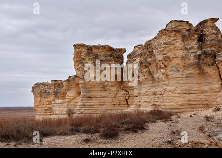 Erodiert Kalksteinformationen in Castle Rock Badlands, Gove County, Kansas mit Säulen und stapelt sich auf der Wiese in einer kargen Landschaft Stockfoto