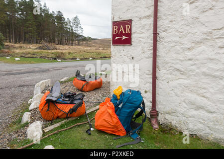 Walkers Bar - Rucksäcke verstreut um bar Schild am Inveroran Hotel, Brücke von Orchy, auf dem West Highland Way aufgegeben. Schottland, Großbritannien Stockfoto