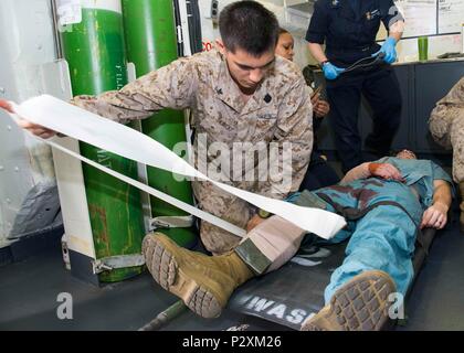 160805-N-ZU 519-066 MITTELMEER (Aug. 5, 2016) Hospital Corpsman 3. Klasse Mark Skibiki behandelt einen simulierten Unfall während einer medizinischen Bohren an Bord der Amphibisches Schiff USS Wasp (LHD 1) August 5, 2016. Wasp ist mit dem Wasp Amphibious Ready Gruppe implementiert Maritime Security Operations und Theater Sicherheit Zusammenarbeit in den USA 6 Flotte Bereich der Aktivitäten zu unterstützen. (U.S. Marine Foto von Mass Communication Specialist 2. Klasse Nathan Wilkes / freigegeben) Stockfoto