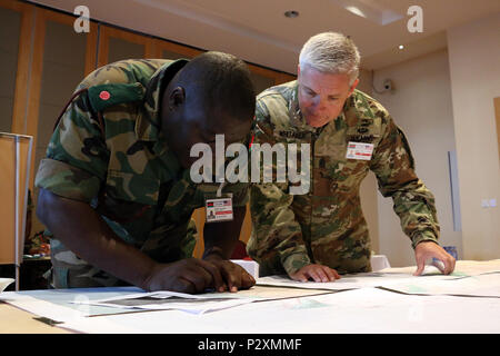 U.S. Army Command Sgt. Maj. Kevin Whitaker (rechts), command Sergeant Major des 60-Truppe den Befehl, North Carolina Army National Guard, Bewertungen eine Karte der Dörfer durch eine Flut während ein Szenario der Katastrophenhilfe Tischplatte Ausübung der Südlichen Accord 2016 betroffen. SA16 ist ein US-Armee Afrika - LED-jährliche, kombinierte militärische Übung, die zusammen bringt US-Militärs mit afrikanischen Partnerstaaten Bereitschaft zu verbessern, fördern die Interoperabilität, Kapazitäten aufzubauen und Partner Beziehungen stärken. (U.S. Armee Foto: Staff Sgt. Candace Mundt/Freigegeben) Stockfoto