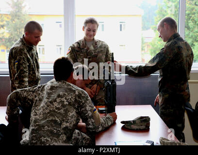 YAVORIV, Ukraine - Soldaten des 1.Bataillon, 93. mechanisierte Brigade Praxis, wie ein hoher Frequenz radio (RT-1694) während einer Kommunikation Klasse, 6. August 2016. Ukrainische Soldaten konkurrierten, um zu sehen, wer der schnellste bis zu einem Radio eingestellt wurde. Die übung war eine Prüfung auf das Lernen für Sie während des Trainings. Soldaten von 6-8 Cav sind hier in Unterstützung des Gemeinsamen multinationalen Ausbildung Group-Ukraine. JMTG-U ist verantwortlich für die Ausbildung von ukrainischen Land Kräfte und der Aufbau eines Teams der Ukrainischen Kader, wer letztendlich die Verantwortung übernehmen. Die Ausbildung ist so konzipiert, dass defensive s verstärken Stockfoto