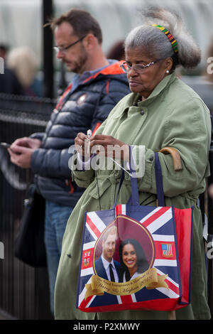 Bis Samstag königliche Hochzeit in Windsor Bauen sieht globale TV-Crews, Lüfter, Touristen und mehr Sicherheit in der Stadt. Mit: Atmosphäre, Wo: London, England, Großbritannien Wann: 16. Mai 2018 Credit: Wheatley/WANN Stockfoto