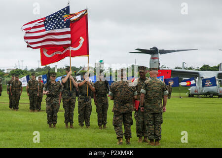 Sgt. Maj. James Roberts, die Ausrückenden Sergeant Major der 31 Marine Expeditionary Unit, erhält Auszeichnungen in seinem Ruhestand Zeremonie von Generalleutnant Lawrence Nicholson, Kommandierender General des III Marine Expeditionary Force und der Sergeant Major von III MEF Sgt. Maj. Lee Bonar, 10.08.2016 im Camp Hansen, Okinawa, Japan. Roberts zog sich nach 30 Jahren im Dienst, seiner Eintragung Abschluss mit einer Tour als Sergeant Major des 31. MEU. Die 31. MEU led mehrere humanitäre Hilfe und Katastrophenhilfe Operationen über dem Pazifischen Region sowie die verschiedenen bilateralen und multilateralen Übungen Stockfoto