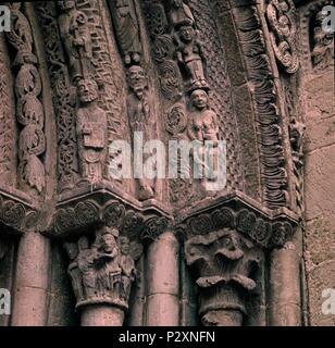 Las MEJORES DE LAS ARQUIVOLTAS Y CAPITELES DE LA PORTADA DE LA IGLESIA DE SANTA MARIA LA REAL - SIGLO XII. Lage: IGLESIA DE SANTA MARIA LA REAL, SPANIEN. Stockfoto