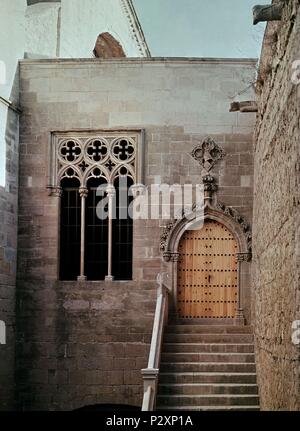 ESCALINATA DE ACCESO AL PALACIO DEL REY MARTIN EL HUMANO CONSTRUIDO EN ESTILO GOTICO HACIA 1400. Autor: Arnau Bargués (d. 1413). Lage: MONASTERIO DE POBLET, VIMBODÍ, Tarragona, Spanien. Stockfoto