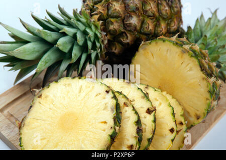 Scheiben Ananas auf einem Schneidebrett closeup Stockfoto