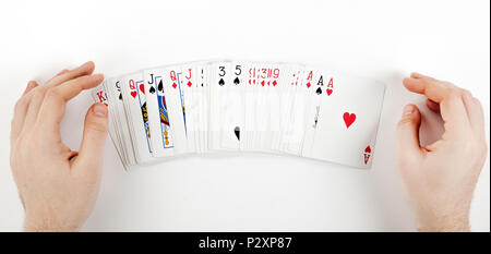 Big Deck Karten in Form eines Lüfters auf dem Tisch und die Hände Nahaufnahme des Spielers Stockfoto