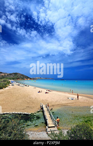 Almyros Beach (und von Feuchtgebieten) in der Nähe von Agios Nikolaos, Präfektur Lassithi, Kreta, Griechenland. Stockfoto