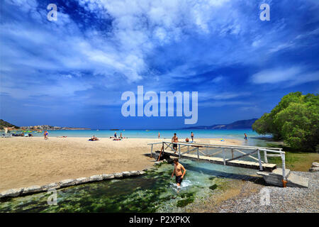 Almyros Beach (und von Feuchtgebieten) in der Nähe von Agios Nikolaos, Präfektur Lassithi, Kreta, Griechenland. Stockfoto