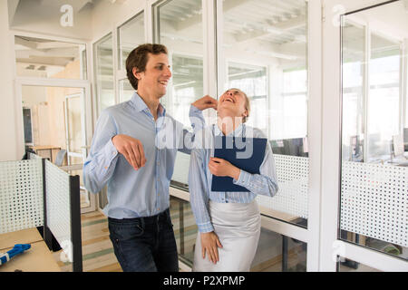 Fröhlicher Mann und Frau Spaß im Büro Stockfoto