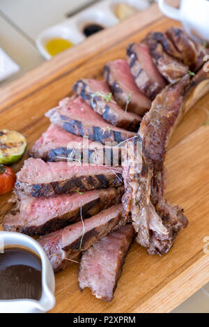 Gegrillte tomahawk Steak auf Holzplatte Stockfoto