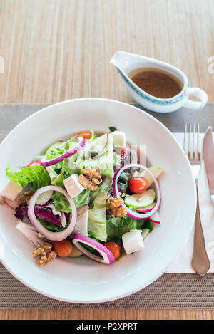 Hausgemachte Herbst Apple Walnut Spinat Salat mit Käse und japanische Sesamsauce Stockfoto