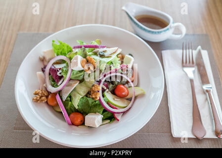 Hausgemachte Herbst Apple Walnut Spinat Salat mit Käse und japanische Sesamsauce Stockfoto