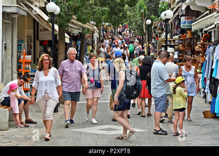 Kommerzielle Fußgänger Straße in Agios Nikolaos, Lasithi Präfektur, Insel Kreta, Griechenland. Stockfoto