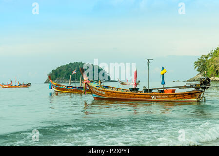Longtail-Boot am Kata Beach, Phuket, Andamanensee, Thailand, Asien Stockfoto