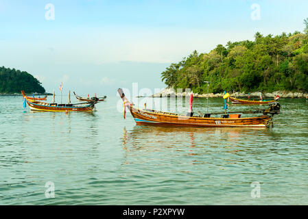 Longtail-Boot am Kata Beach, Phuket, Andamanensee, Thailand, Asien Stockfoto