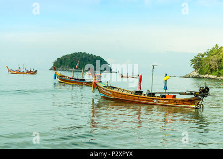 Longtail-Boot am Kata Beach, Phuket, Andamanensee, Thailand, Asien Stockfoto