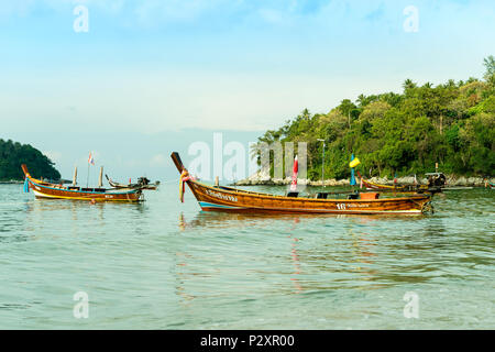 Longtail-Boot am Kata Beach, Phuket, Andamanensee, Thailand, Asien Stockfoto
