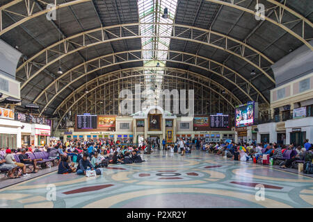 Bangkok, Thailand - 19. März 2018: Der Wartesaal, Hua Lamphong Station. Dies ist der Hauptbahnhof. Stockfoto