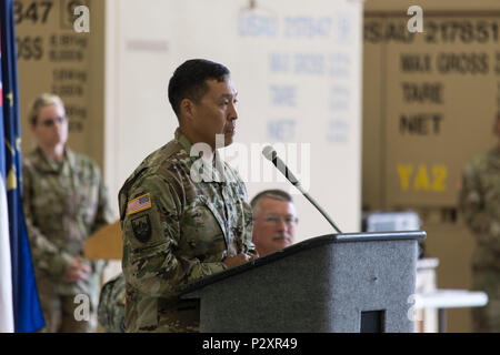 Nach dem Akzeptieren des Befehls, Oberstleutnant Wayne Don Adressen das Publikum an 38th Truppe den Befehl Ändern des Befehls Zeremonie auf Bryant Army Airfield auf gemeinsamer Basis Elmendorf-Richardson, 7. August 2016. Alaska der Nationalgarde, Freunden und der Familie zu bezeugen Oberst Jeffery Roach versammelt, 38th Truppe Befehl Commander, Befehl transfer zum Oberstleutnant Wayne Don. Stockfoto