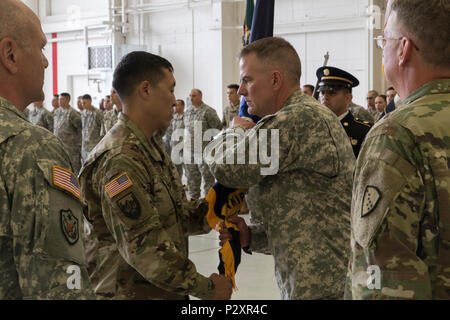 Oberstleutnant Wayne Don leitet die Einheit Flagge zu Command Sgt. Maj. Michael Grunst bei einem Befehl Zeremonie für 38th Truppe Befehl an Bryant Army Airfield auf gemeinsamer Basis Elmendorf-Richardson, 7. August 2016. Alaska der Nationalgarde, Freunden und der Familie zu bezeugen Oberst Jeffery Roach versammelt, 38th Truppe Befehl Commander, Befehl transfer zum Oberstleutnant Wayne Don. (U.S. Army National Guard Foto von SPC. Mike Risinger) Stockfoto