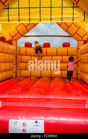 Kinder von US-Flieger mit der 424Th Air Base Squadron spielen in einem bounce House während ihrer Einheit Sicherheit, Familie und Back-to-school Tag auf chièvres Air Base, in Chièvres, Belgien, August 09, 2016. (U.S. Armee Foto von visuellen Informationen Spezialist Pierre-Etienne Courtejoie) Stockfoto